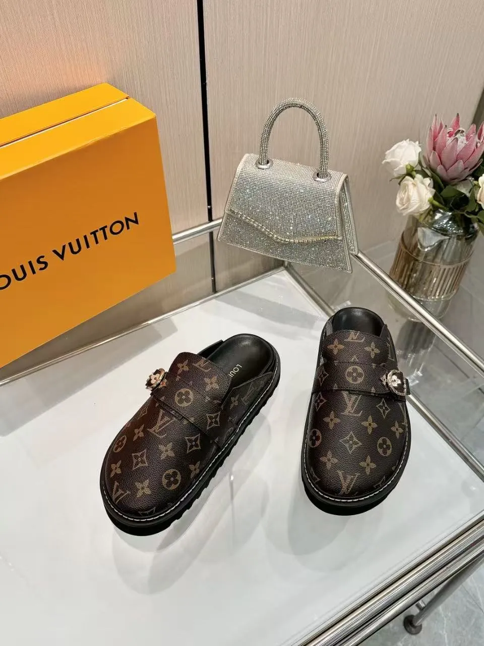 👟👟Ex-factory price 440👟👟 lv's new Baotou half-drag winterbreak comfert flat slippers lv letter and monogram floral embellished leather pattern, with sheepskin lining, suitable for indoor and outdoor wear. The water table is made of high-density foam material, which is light and comfortable. The sole has a certain thickness and the heightening effect is also good! Boutique size:35-46